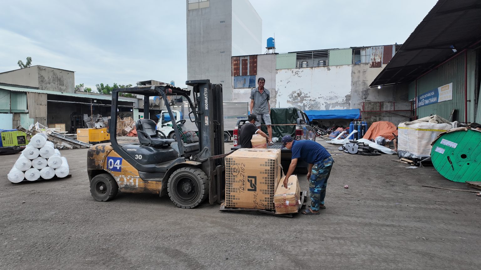 Hỗ trợ bốc xếp hàng hóa tại kho, giảm công sức cho khách và thuận tiện hơn khi chuẩn bị hàng trước chuyến vận chuyển. nhan-cong-va-xe-nang-ho-tro-giao-nhan-hang-tai-kho