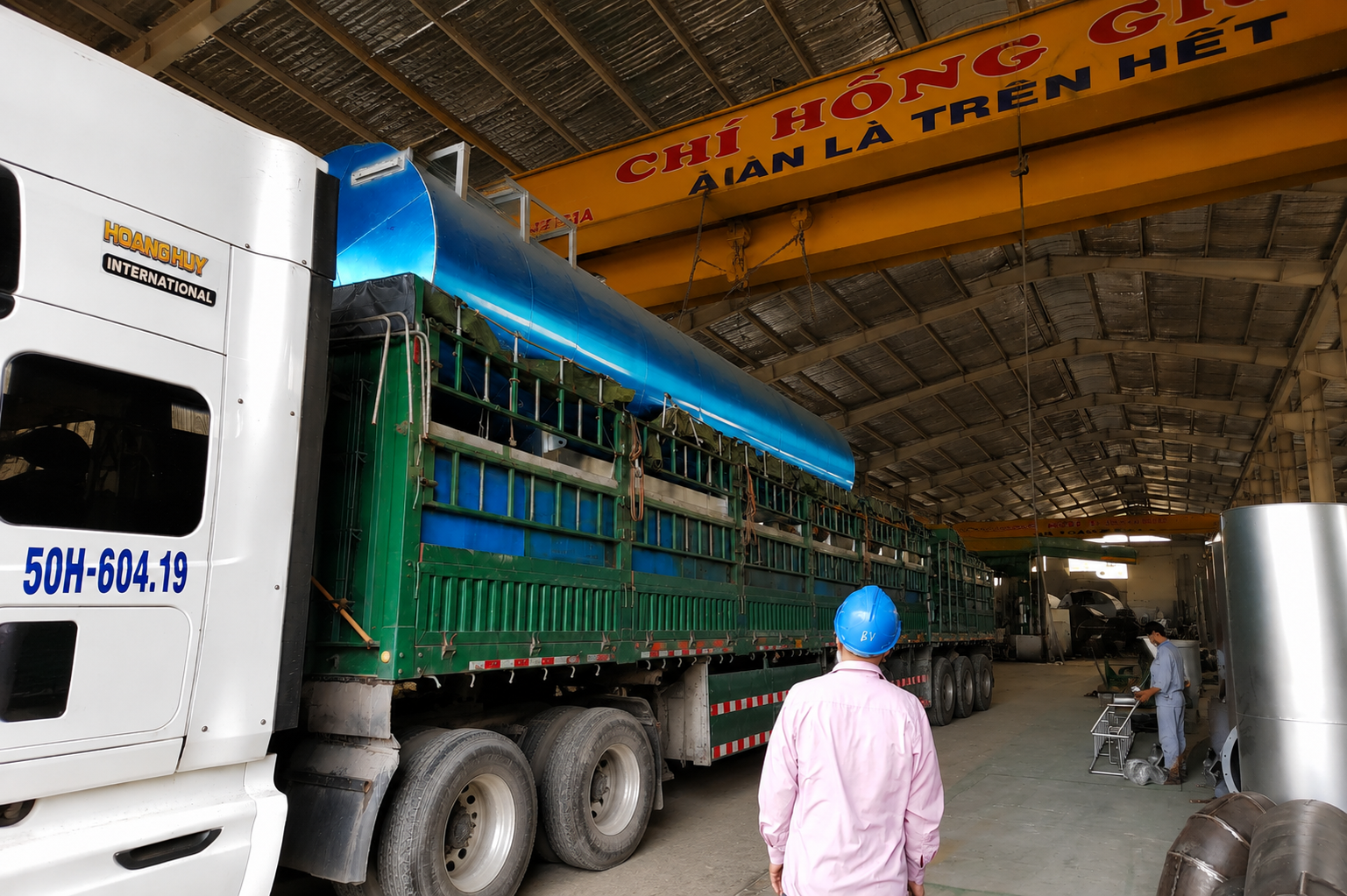 Máy móc và vật tư phục vụ sản xuất được điều phối theo kế hoạch của nhà máy, giúp doanh nghiệp chủ động lắp đặt và đưa vào vận hành đúng tiến độ. van-chuyen-thiet-bi-san-xuat-dung-thoi-diem-nha-may-can-su-dung