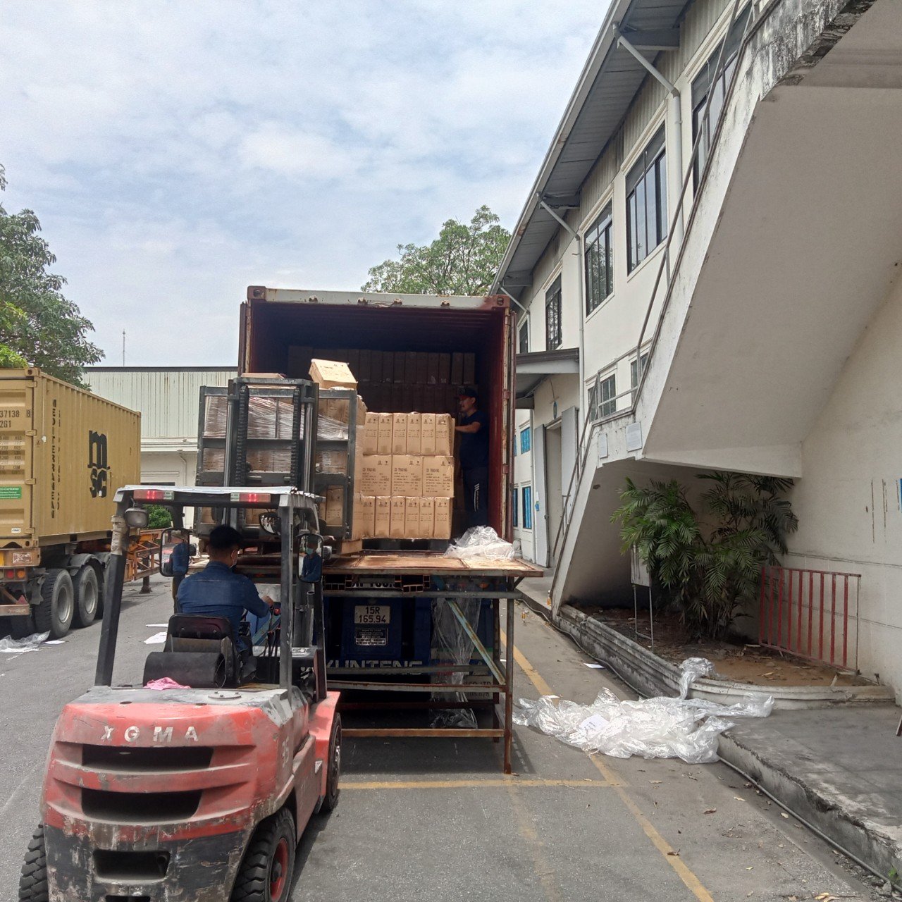 Việc thống nhất thời gian tiếp nhận giúp nhà máy chủ động nhân lực, thiết bị và khu vực bốc dỡ, đảm bảo quá trình giao hàng diễn ra thuận lợi. phoi-hop-lich-giao-nhan-hang-hoa-voi-nha-may-truoc-khi-xe-den