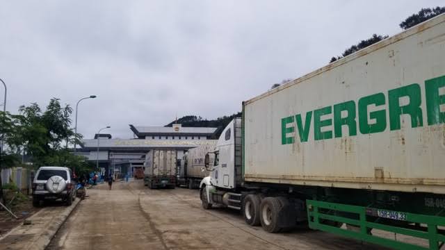 Xe container làm thủ tục qua cửa khẩu nhanh chóng nhờ quy trình chuyên nghiệp, giúp tối ưu thời gian thông quan, giảm chi phí lưu bãi và đảm bảo giao hàng đúng hẹn. Xe-container-lam-thu-tuc-qua-cua-khau-nhanh-chong-dam-bao-giao-hang-dung-hen