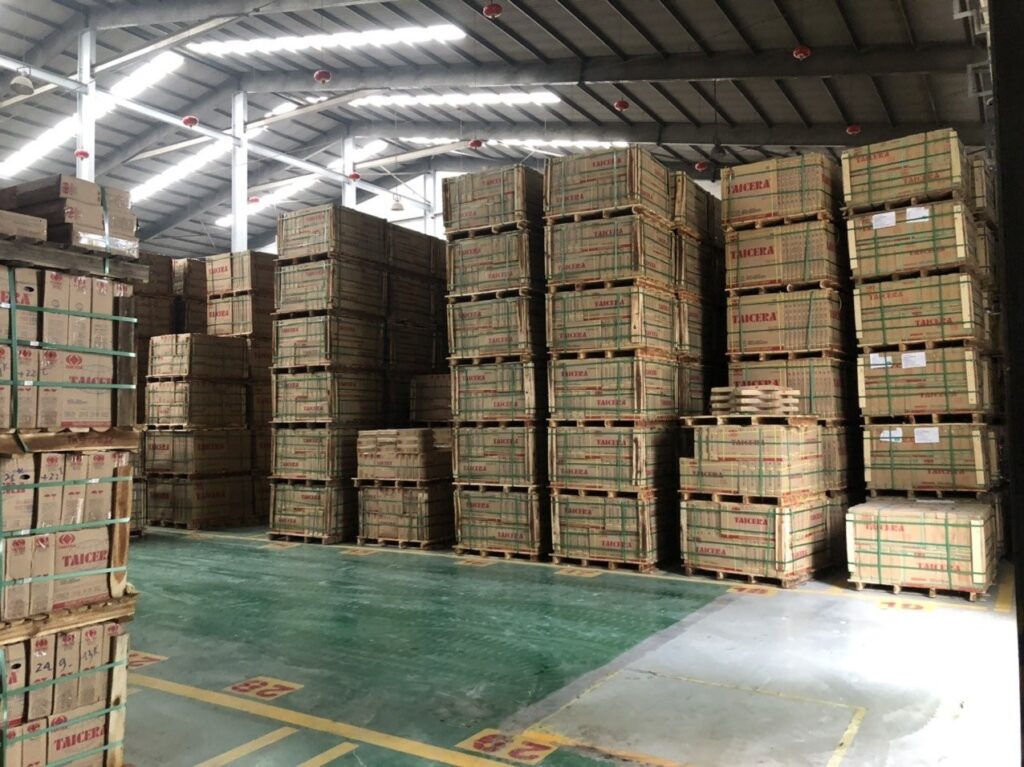 Kiểm tra số lượng, phân loại hàng hóa trước khi vận chuyển, đối chiếu từng kiện hàng với thông tin đơn và sắp xếp phù hợp trên xe đầu kéo mooc sàn. kiem-tra-so-luong-phan-loai-hang-hoa-truoc-khi-van-chuyen