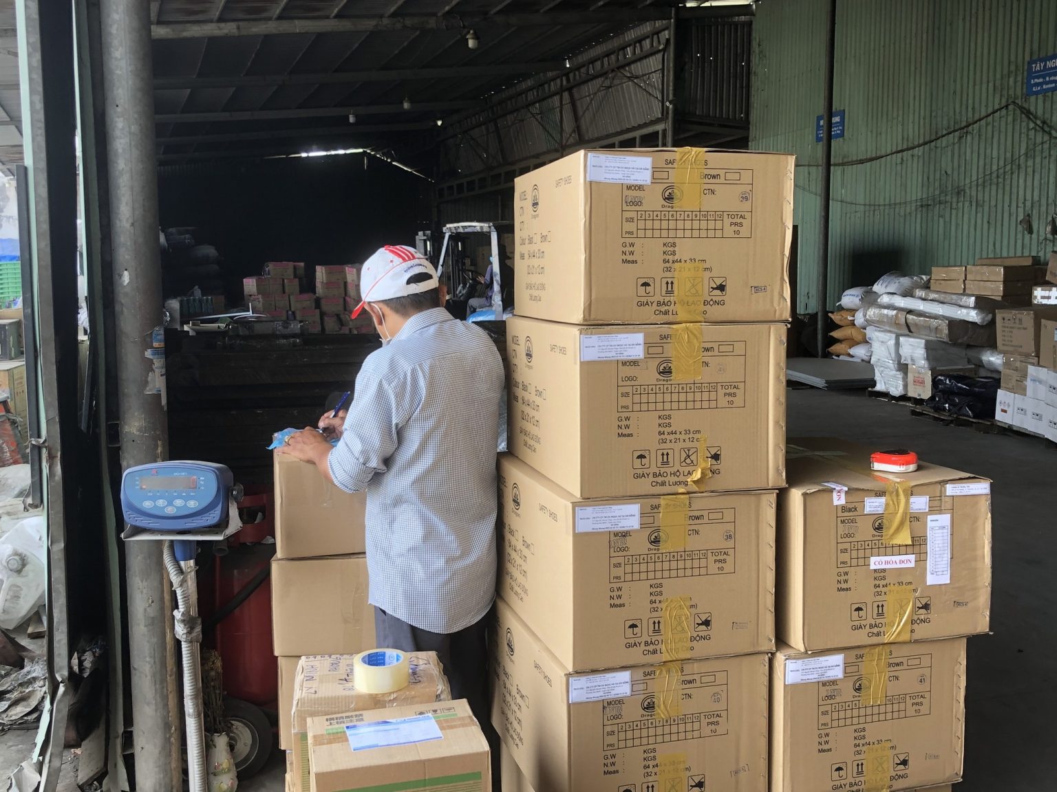Hàng được kiểm tra cùng khách trước khi nhận, giúp xác nhận đầy đủ số lượng và tình trạng kiện hàng. kiem-tra-va-xac-nhan-hang-hoa-khi-khach-ban-giao