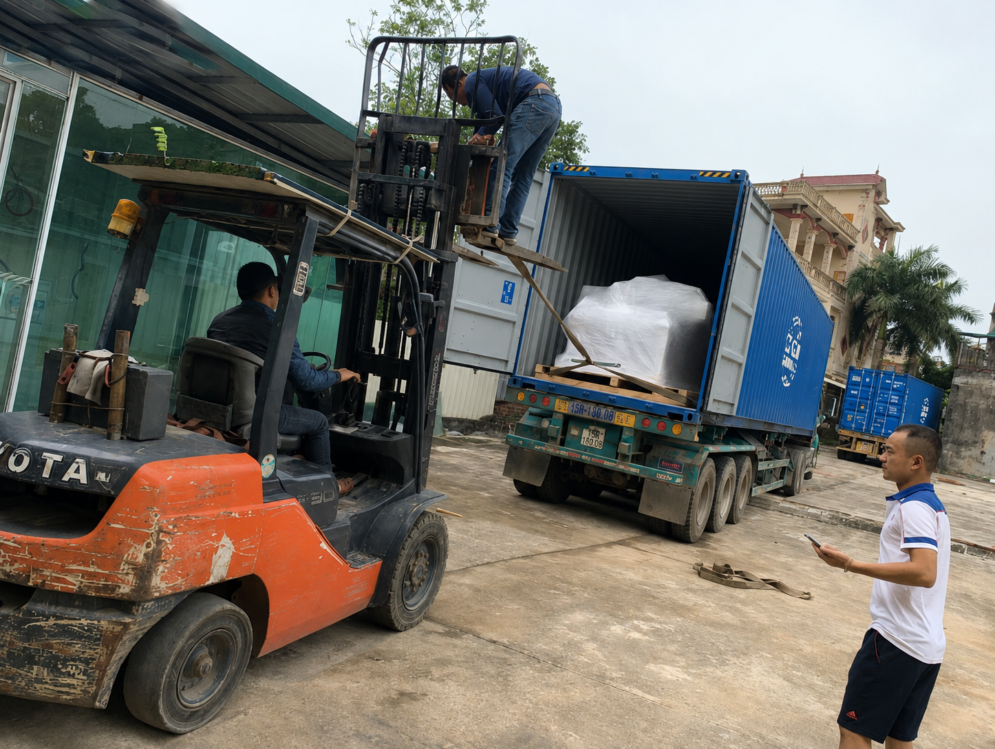 Xe đầu kéo 30 tấn đáp ứng nhu cầu vận chuyển thiết bị công nghiệp có trọng lượng lớn đến khu công nghiệp và nhà máy sản xuất. cho-may-moc-va-thiet-bi-cong-nghiep