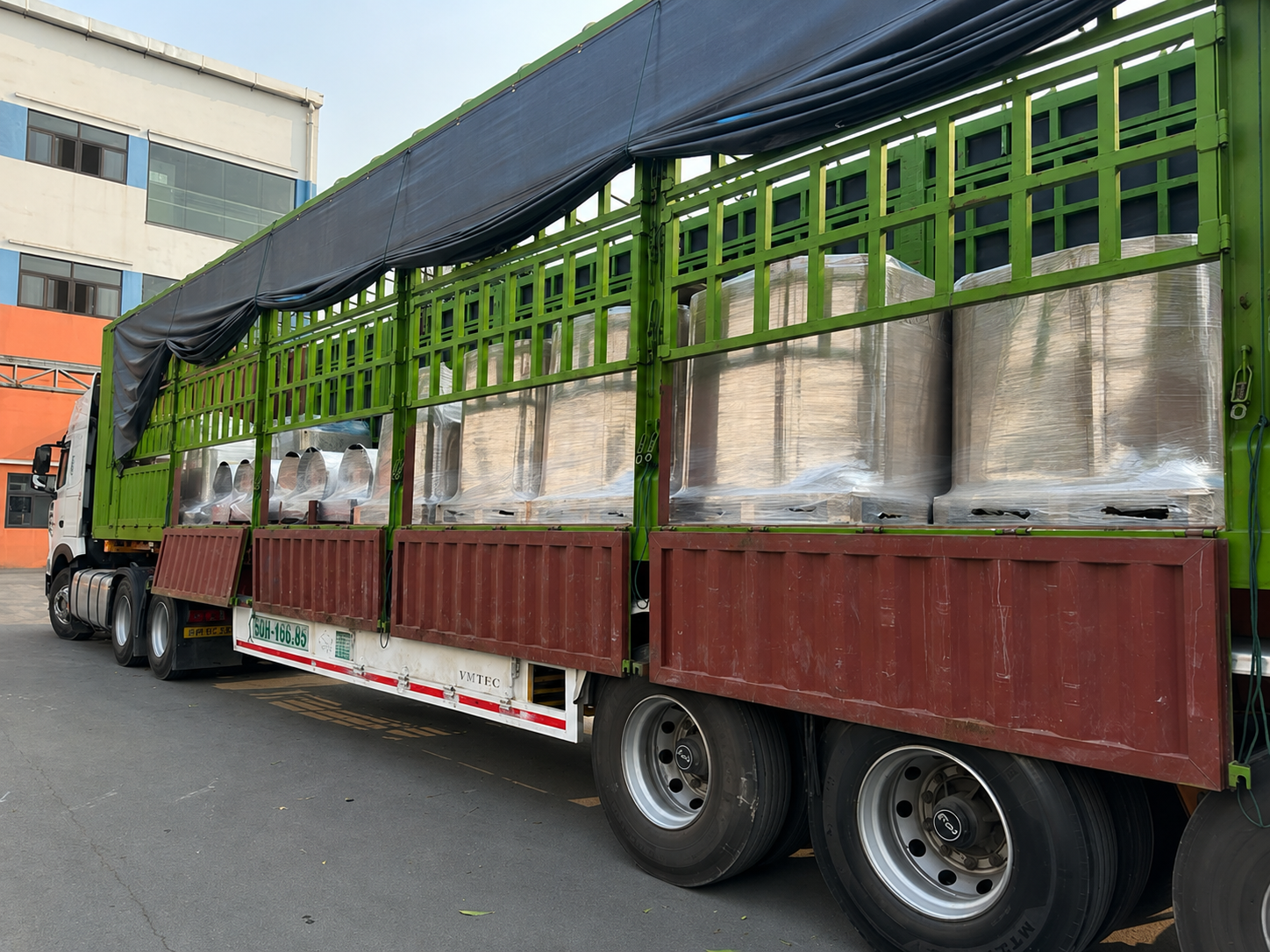 Xe đầu kéo phù hợp vận chuyển các lô thiết bị phục vụ nâng cấp, mở rộng hoặc thay đổi dây chuyền sản xuất tại doanh nghiệp. cho-may-moc-va-thiet-bi-phuc-vu-mo-rong-nha-may-san-xuat