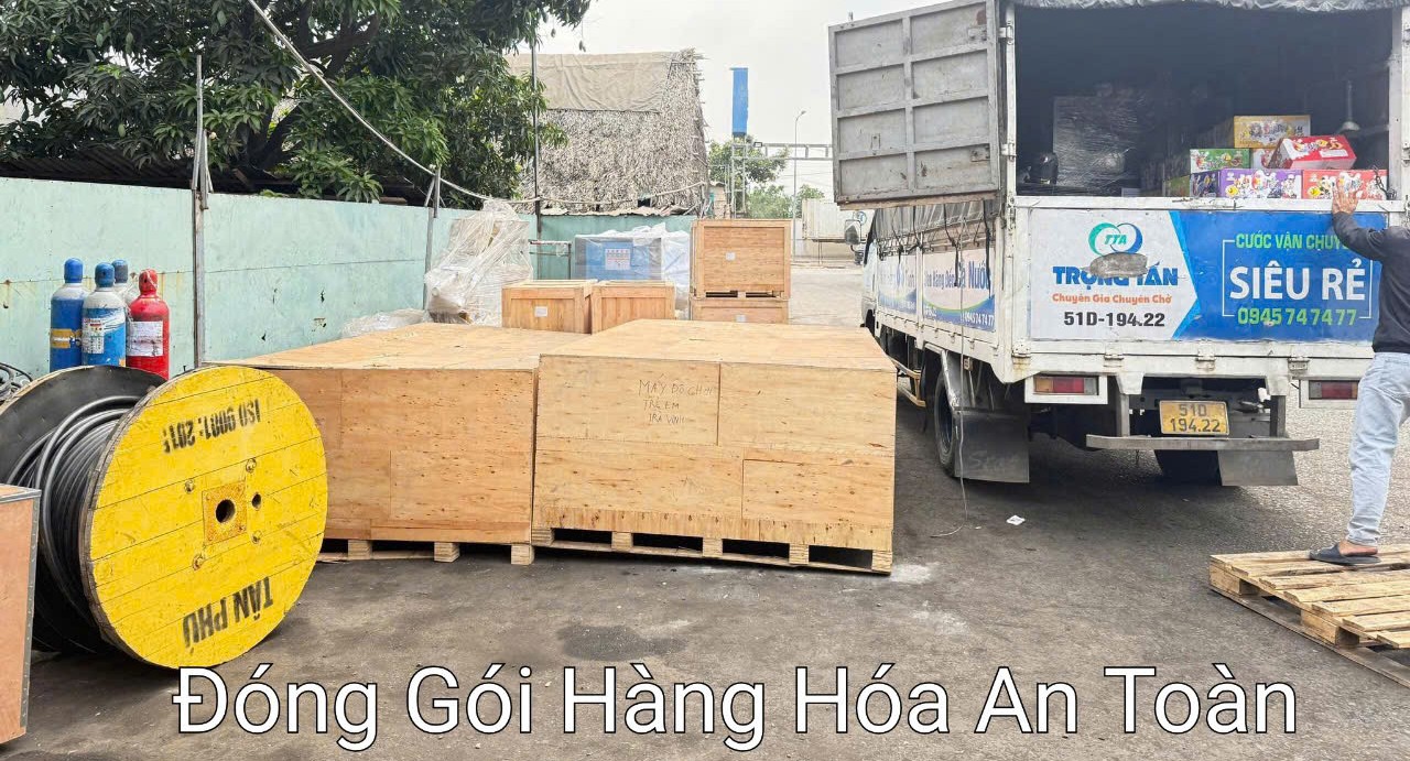 Hàng hóa được đóng gói, bọc bảo vệ và cố định phù hợp trước khi xếp lên xe, giúp hạn chế va đập, xê dịch và trầy xước trong quá trình vận chuyển. dong-goi-hang-hoa-an-toan-truoc-khi-van-chuyen-duong-dai