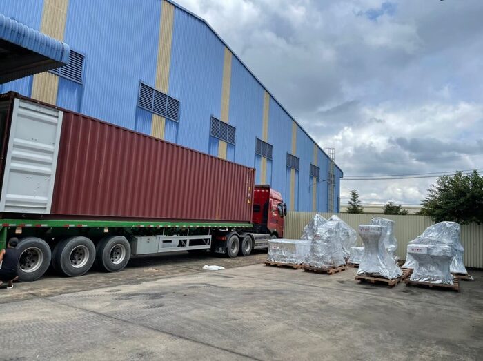 Việc đặt xe trước giúp doanh nghiệp đảm bảo phương tiện vận chuyển khi sản lượng hàng hóa tăng cao hoặc vào thời điểm cao điểm. chu-dong-sap-xep-xe-cho-cac-dot-hang-so-luong-lon