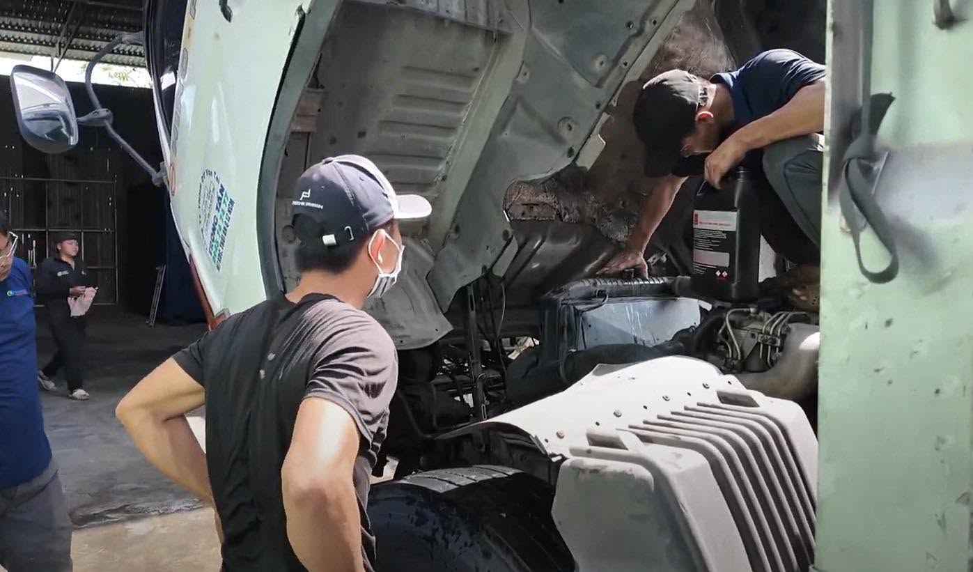 Xe được kiểm tra các bộ phận vận hành cơ bản trước khi nhận hàng, giúp chủ động xử lý vấn đề và đảm bảo hành trình vận chuyển ổn định. kiem-tra-xe-tai-ky-truoc-moi-chuyen-van-chuyen-duong-dai