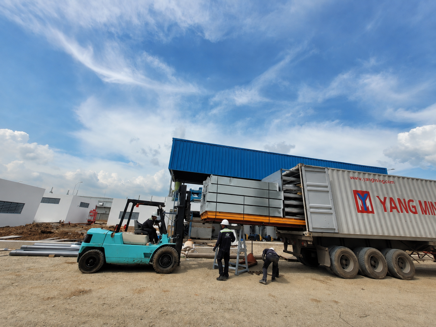 Nhận vận chuyển các lô vật tư lớn phục vụ công trình, đáp ứng nhu cầu giao hàng trong suốt thời gian triển khai dự án. van-chuyen-vat-tu-xay-dung-so-luong-lon