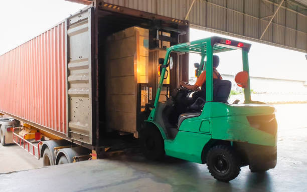 Vật tư xây dựng được đưa đến công trình từng đợt, phù hợp với lượng hàng cần dùng và tiến độ thực tế. dua-vat-tu-cong-trinh-den-nha-trang