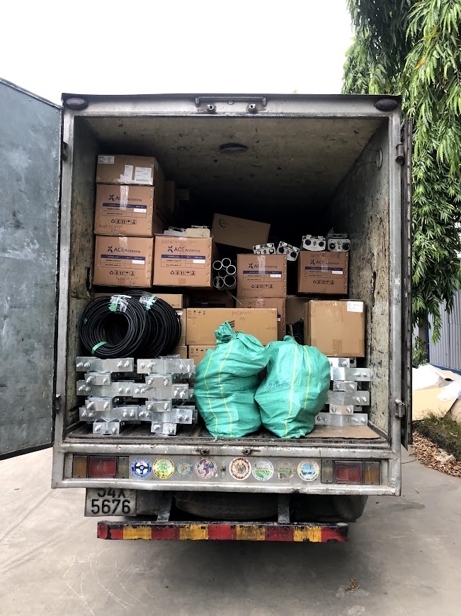 Xe tải vận chuyển hàng hóa với quy trình đóng gói, sắp xếp và kiểm tra rõ ràng, giúp hàng đến nơi an toàn, đúng số lượng và thuận tiện cho việc nhận hàng. sap-xep-hang-hoa-khoa-hoc-va-kiem-tra-ky-truoc-khi-giao-den-khach-hang