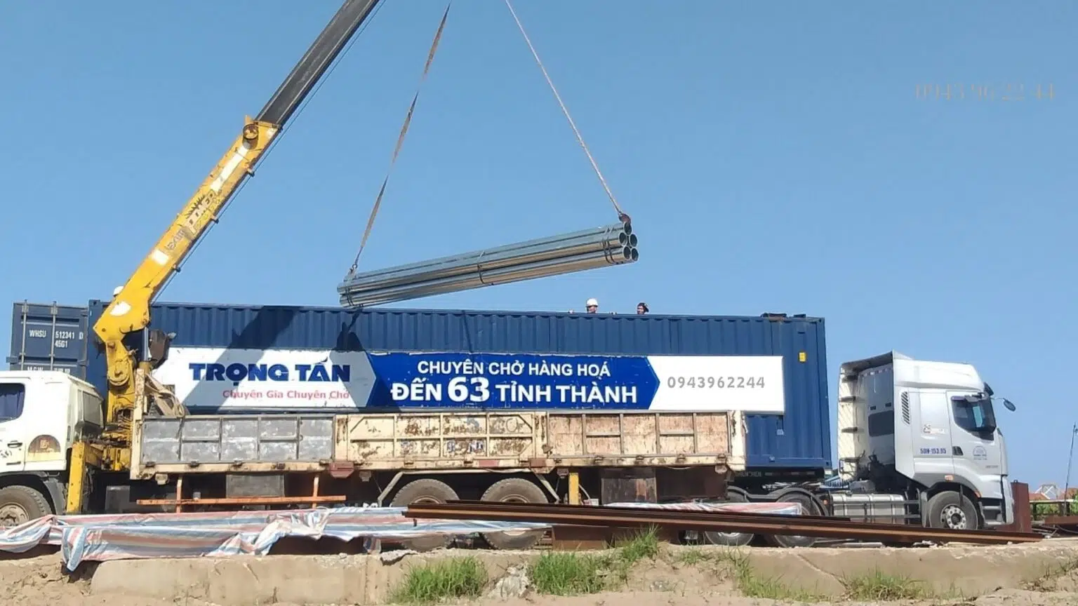 Vật tư xây dựng được vận chuyển đến công trình theo lịch phù hợp, hạn chế việc tập kết quá sớm hoặc giao hàng chậm làm ảnh hưởng tiến độ. van-chuyen-vat-tu-xay-dung-dung-tien-do-cong-trinh