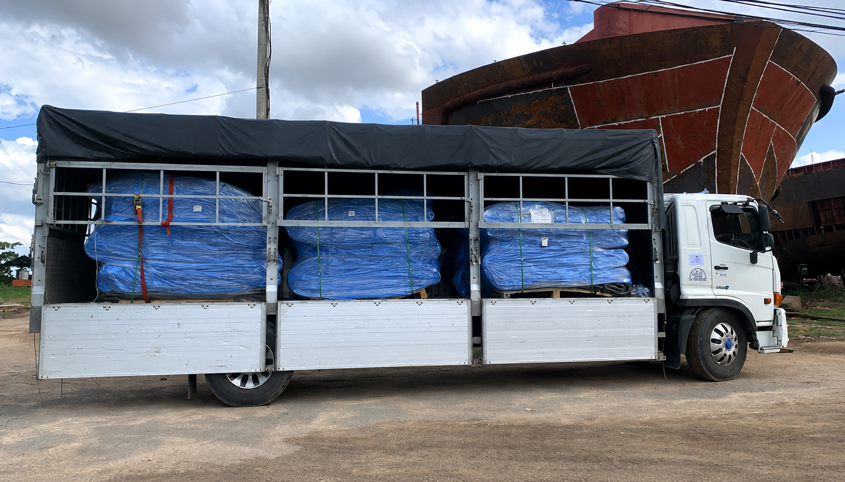 Xe tải chuyên chở phao túi khí hạ thủy tàu với số lượng lớn, giao nhận tận nơi đến nhà máy đóng tàu, bến cảng và khu vực sản xuất theo yêu cầu của khách hàng. xe-tai-van-chuyen-phao-tui-khi-ha-thuy-tau-giao-tan-noi-cho-khach-hang