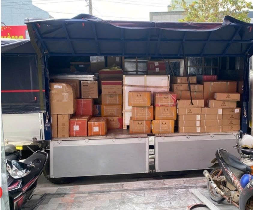 Dịch vụ xe tải 8 tấn hỗ trợ lấy hàng tận nơi, giao hàng đúng địa điểm và hỗ trợ bốc dỡ khi cần, giúp tiết kiệm thời gian và công sức cho khách hàng. giao-nhan-hang-tan-noi-va-ho-tro-khach-hang-trong-qua-trinh-van-chuyen