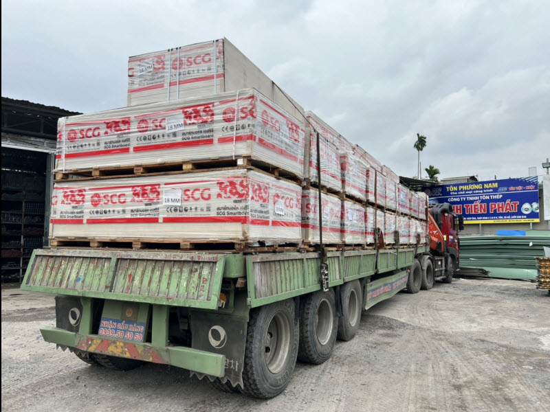 Máy móc, thiết bị và hàng hóa số lượng lớn được vận chuyển đến Ninh Thuận theo tiến độ triển khai của từng dự án. van-chuyen-may-moc-va-thiet-bi-phuc-vu-du-an