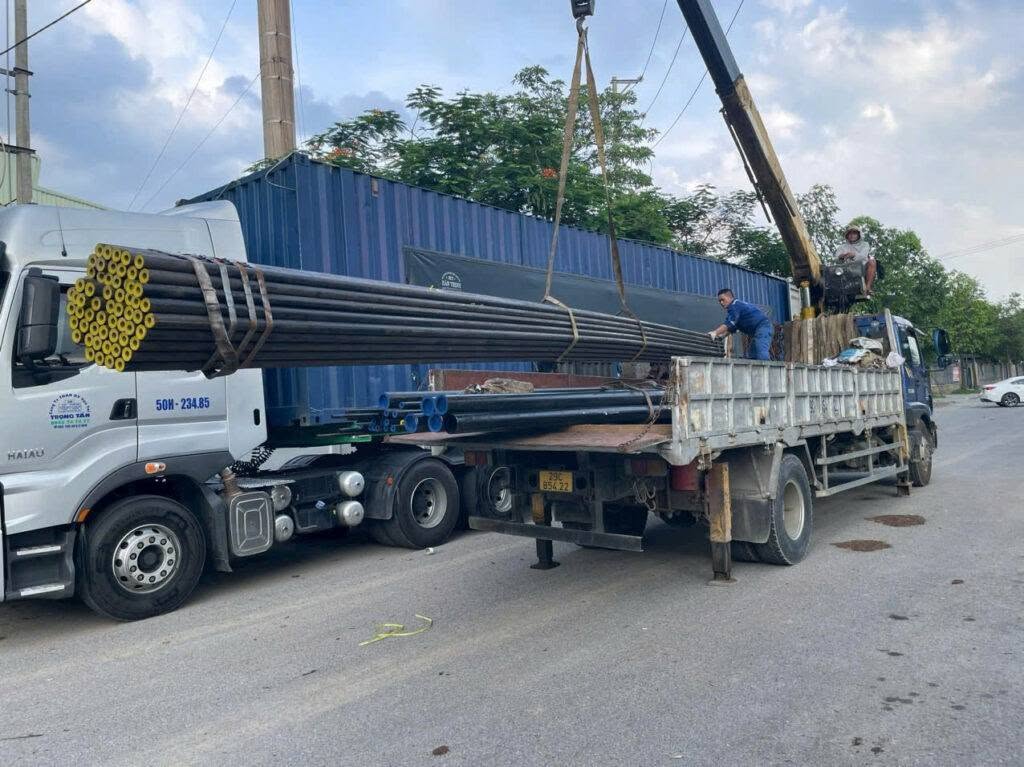 Máy móc, thiết bị và vật tư được sắp xếp vận chuyển theo từng giai đoạn, phù hợp với tiến độ thực tế của công trình. van-chuyen-thiet-bi-va-vat-tu-theo-ke-hoach-thi-cong