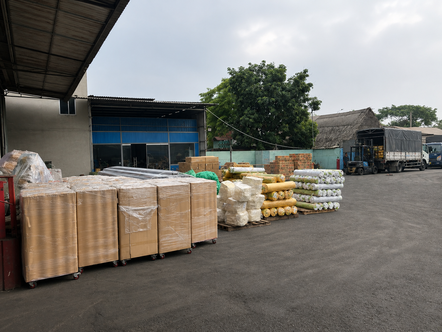 Dịch vụ vận chuyển hỗ trợ giao hàng đến các khu du lịch, trung tâm thương mại, đại lý và cửa hàng, giúp doanh nghiệp chủ động nguồn hàng và duy trì hoạt động kinh doanh ổn định. van-chuyen-hang-hoa-den-resort-khach-san-va-he-thong-ban-le
