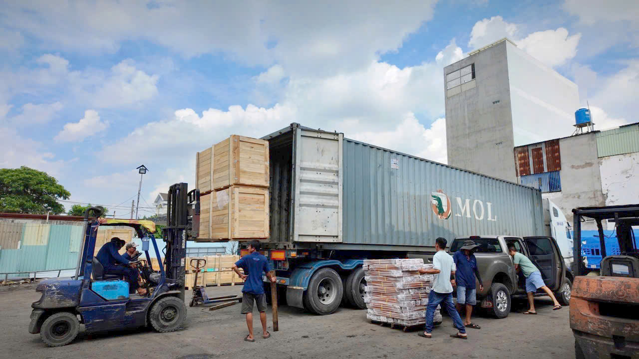 Thiết bị và vật tư được vận chuyển thẳng đến công trường, giúp đơn vị thi công tiếp nhận nhanh và triển khai công việc đúng tiến độ. vat-tu-va-thiet-bi-duoc-giao-truc-tiep-den-cong-trinh-dang-thi-cong