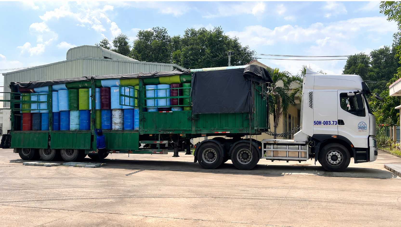 Linh kiện, phụ tùng và vật tư phục vụ sản xuất được vận chuyển theo từng đợt để đảm bảo nguồn cung ổn định cho nhà máy. xe-dau-keo-cho-linh-kien-va-phu-tung-cong-nghiep-duong-dai
