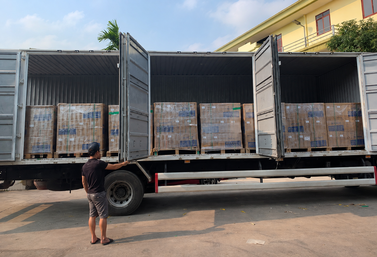 Xe tải nhận hàng theo lịch đã thống nhất, vận chuyển đúng tuyến và giao đến địa chỉ yêu cầu, giúp khách hàng chủ động thời gian nhận hàng. dich-vu-xe-tai-giao-hang-nhanh-dung-hen-va-tan-noi