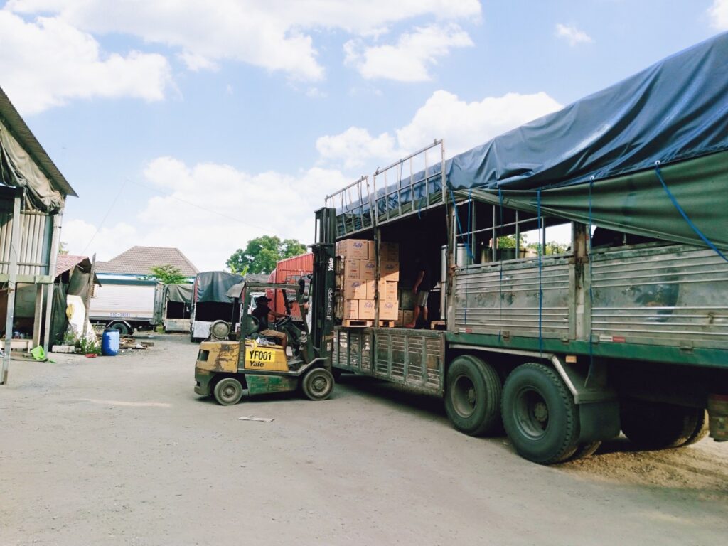 Sắp xếp hàng hóa ngay ngắn lên xe tải 15 tấn, phân bổ tải trọng hợp lý, tận dụng diện tích thùng xe và cố định hàng hóa trước khi vận chuyển. sap-xep-hang-hoa-ngay-ngan-len-xe-tai-15-tan-truoc-khi-van-chuyen