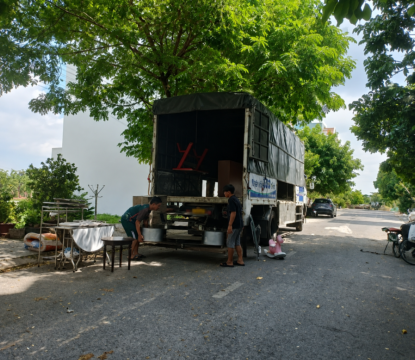 Khách không cần tự đưa hàng ra kho, xe có thể đến điểm lấy hàng và giao đến địa chỉ phù hợp tại điểm cuối. nhan-hang-tan-noi-va-giao-tan-dia-chi-theo-yeu-cau