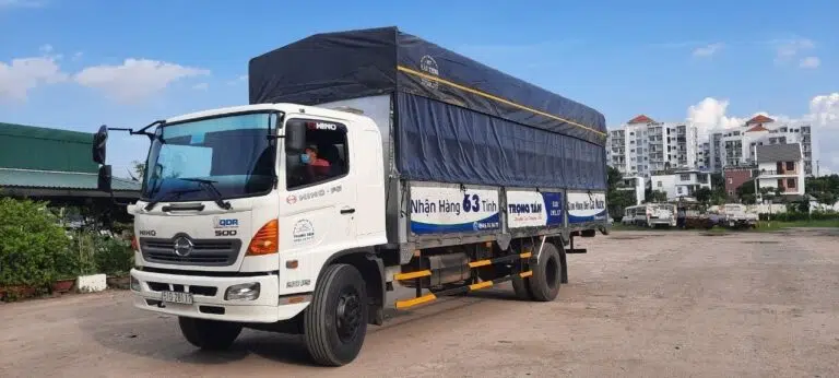 Trước khi đặt xe, khách nên báo rõ địa chỉ, số lượng và kích thước hàng để nhà xe dễ sắp xếp xe và giao hàng thuận tiện hơn. nhung-viec-can-biet-truoc-khi-thue-xe-tai-8-tan-di-tay-ninh