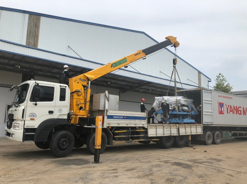 Xe đầu kéo 30 tấn chuyên vận chuyển máy gia công, máy sản xuất và thiết bị công nghiệp từ Tây Ninh đi Thanh Hóa, đáp ứng nhu cầu giao nhận hàng tải trọng lớn. xe-dau-keo-cho-may-moc-cong-nghiep-phuc-vu-hoat-dong-san-xuat