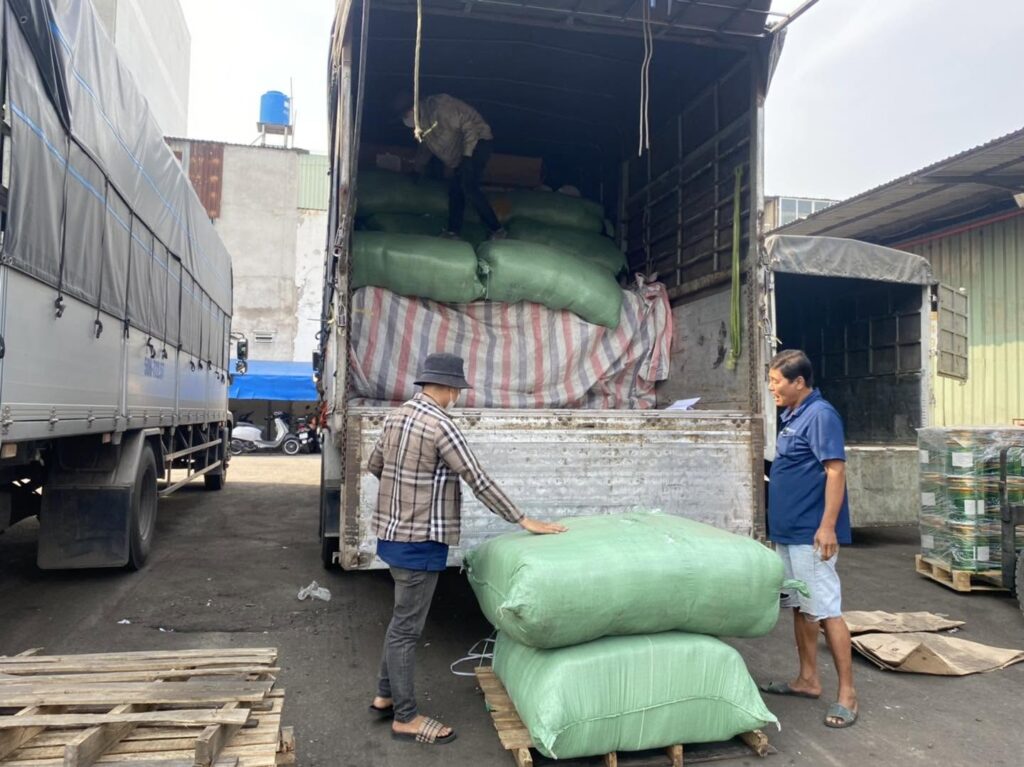 Thùng xe tải 15 tấn phù hợp chở nhiều loại hàng từ Vũng Tàu đi Phú Thọ, đáp ứng nhu cầu vận chuyển hàng công nghiệp, máy móc và vật tư. thung-xe-tai-15-tan-phu-hop-cho-nhieu-loai-hang-tu-vung-tau-di-phu-tho