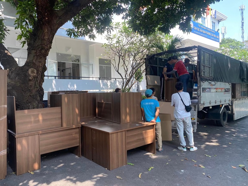 Hỗ trợ nhận hàng tại kho, nhà máy hoặc địa chỉ người gửi và giao trực tiếp đến nơi nhận, thuận tiện cho cả khách hàng cá nhân và doanh nghiệp. giao-nhan-hang-tan-noi-tai-kho-xuong-va-dia-chi-khach-yeu-cau