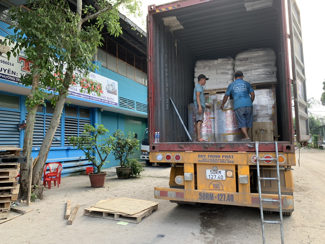 Xe đầu kéo container chuyên chở vật tư bao bì đóng gói từ các nhà máy sản xuất tại Bình Dương đến khu công nghiệp Phố Nối, Thăng Long II tại Hưng Yên, đảm bảo đúng tiến độ Van-chuyen-hang-bao-bi-bang-xe-dau-keo-container-tu-Binh-Duong-di-Hung-Yen