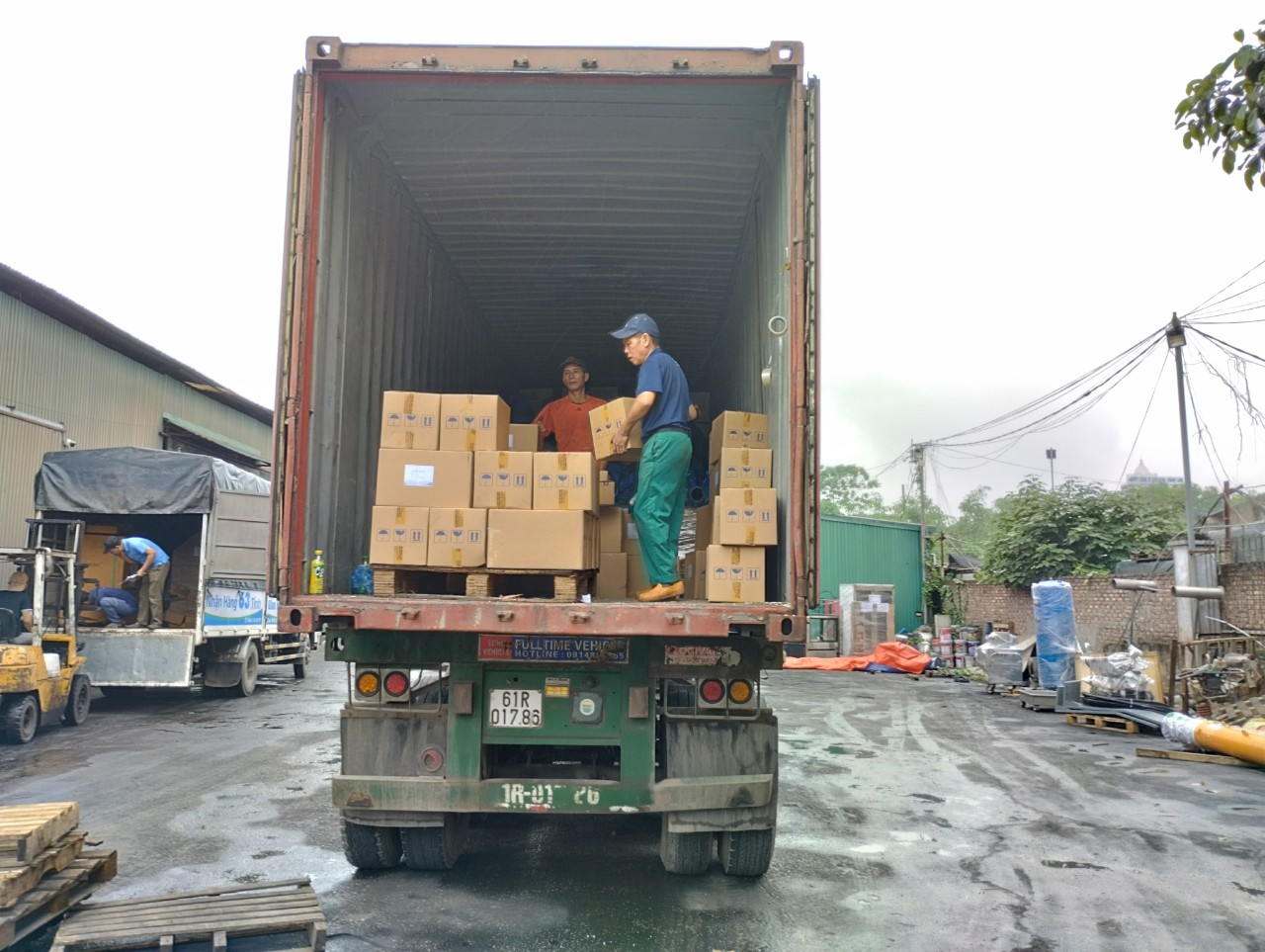 Dịch vụ vận chuyển hàng tiêu dùng đi Cao Bằng chuyên nghiệp, đảm bảo hàng hóa an toàn, giao đúng hẹn, giá cước cạnh tranh và linh hoạt đáp ứng mọi nhu cầu của khách hàng. Chuyen-van-chuyen-hang-tieu-dung-di-Cao-Bang-an-toan-nhanh-chong-cuoc-re
