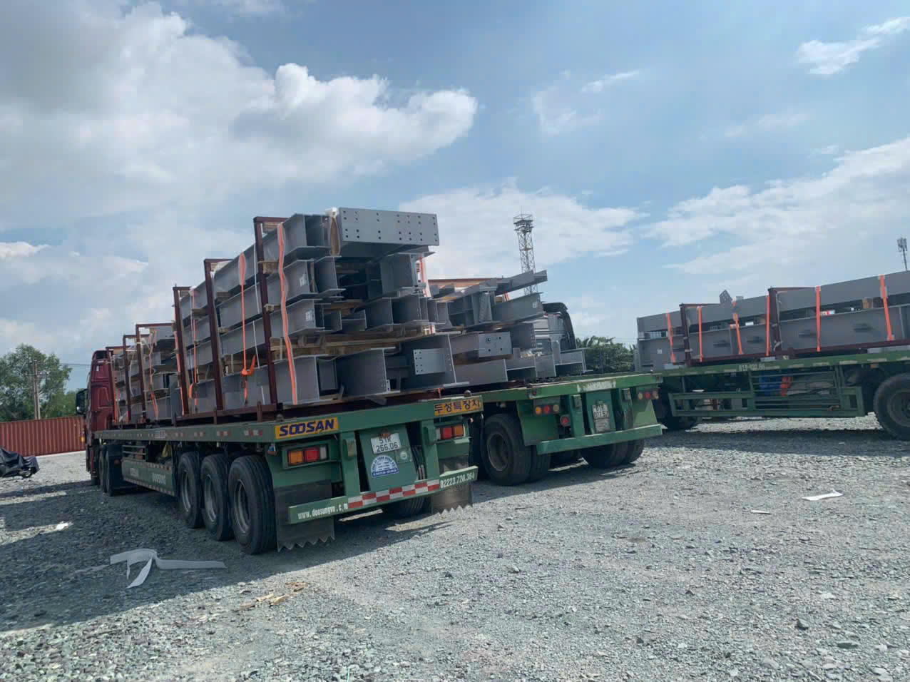 Moóc sàn có mặt sàn rộng, thuận tiện chở thép, máy móc, khung nhà xưởng và các loại thiết bị có kích thước lớn. moc-san-cho-thep-may-moc-va-thiet-bi-cong-trinh