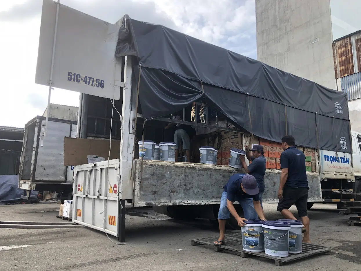Từng kiện hàng được ghi thông tin hoặc số thứ tự để thuận tiện kiểm đếm và hạn chế nhầm lẫn trong quá trình giao nhận. kiem-dem-va-danh-dau-hang-hoa-truoc-khi-xe-tai-khoi-hanh