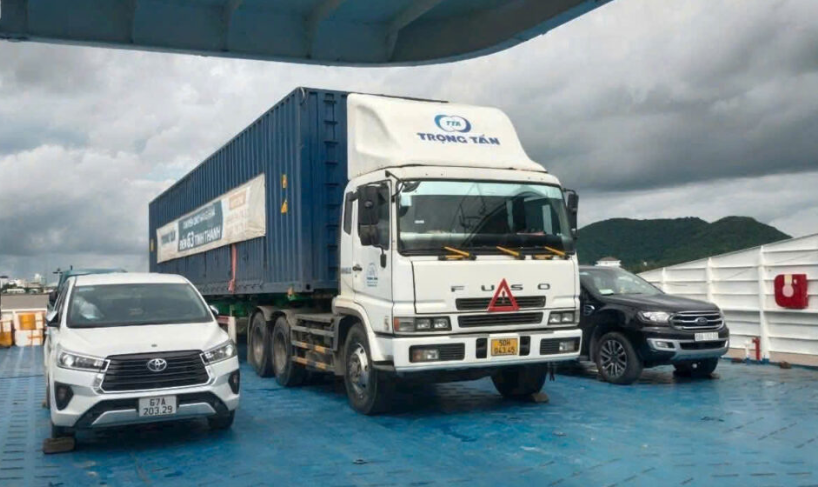 Xe đầu kéo container đang làm thủ tục xuống phà tại bến cảng để vượt biển ra đảo Phú Quốc, quy trình vận tải đa phương thức chuyên nghiệp kết hợp đường bộ và đường biển Xe-dau-keo-container-dang-lam-thu-tuc-xuong-pha-ra-dao-Phu-Quoc