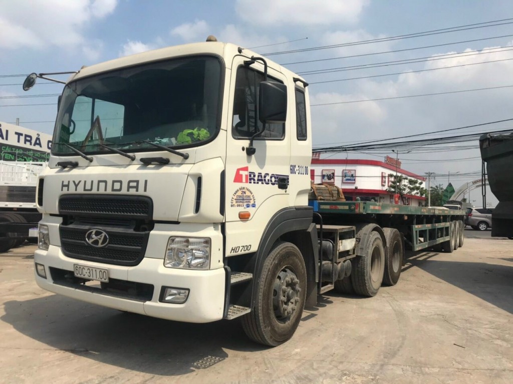 Xe đầu kéo mooc sàn 3 trục chuyên chở kết cấu thép, máy móc công nghiệp, thiết bị cơ khí và hàng siêu trường từ Tây Ninh đi Quảng Ngãi đúng tiến độ. xe-dau-keo-mooc-san-3-truc-chuyen-cho-hang-cong-trinh-di-quang-ngai