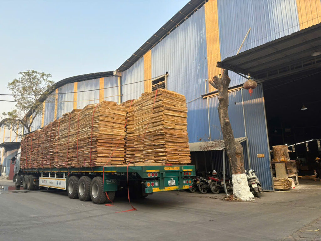 Xe đầu kéo mooc sàn chuyên vận chuyển ván gỗ công nghiệp, ván MDF, ván ép plywood và vật liệu nội thất từ Tây Ninh đi Quảng Ngãi an toàn. xe-dau-keo-mooc-san-van-chuyen-hang-van-go-tu-tay-ninh-di-quang-ngai