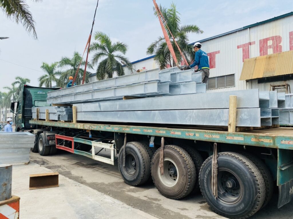 Xe đầu kéo moóc sàn vận chuyển kết cấu thép, dầm thép và cấu kiện kim loại từ Tây Ninh đi Đắk Lắk phục vụ các công trình. xe-dau-keo-mooc-san-van-chuyen-ket-cau-thep-tay-ninh-di-dak-lak