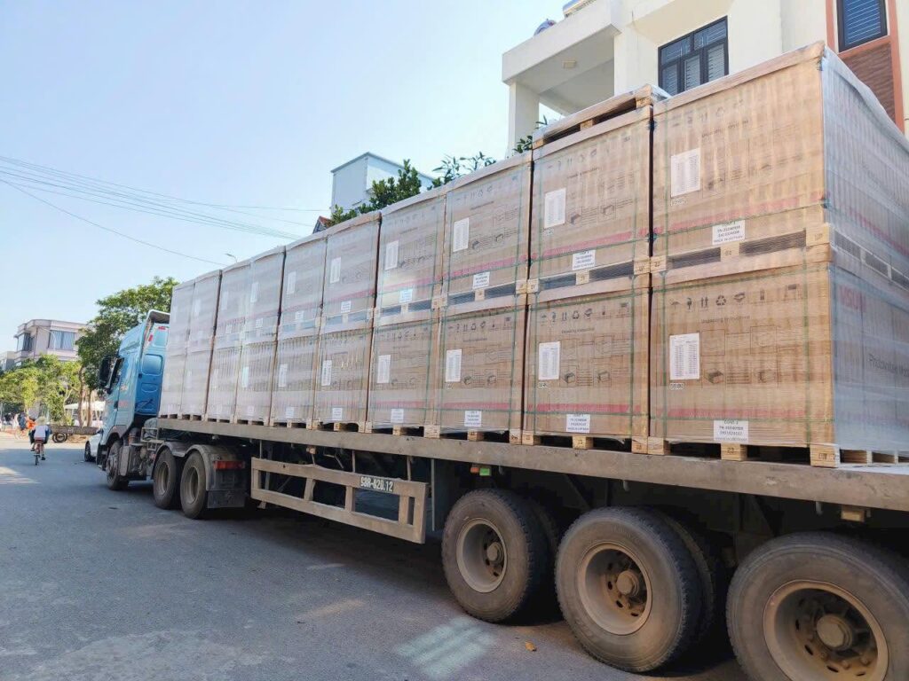 Xe đầu kéo mooc sàn vận chuyển máy móc đóng pallet gỗ, sắp xếp hàng hóa cân đối, chằng buộc chắc chắn và giao tận kho theo yêu cầu khách hàng. xe-dau-keo-mooc-san-van-chuyen-may-moc-dong-pallet-go-di-bac-ninh