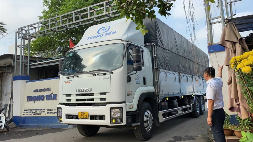 Xe tải 15 tấn chuyên vận chuyển hàng công nghiệp, hàng tiêu dùng, hàng đóng kiện, vật liệu xây dựng và thiết bị sản xuất từ Tây Ninh đi Quảng Nam an toàn. xe-tai-15-tan-chuyen-van-chuyen-hang-cong-nghiep-tu-tay-ninh-di-quang-nam