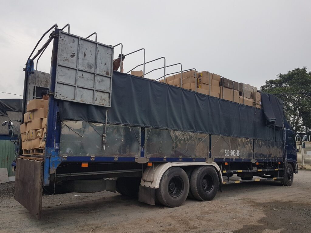 Xe tải 15 tấn chuyên vận chuyển hàng công nghiệp từ Vũng Tàu đi Hải Phòng, phù hợp chở máy móc, thiết bị, linh kiện, hàng đóng kiện và pallet. xe-tai-15-tan-chuyen-van-chuyen-hang-cong-nghiep-vung-tau-di-hai-phong