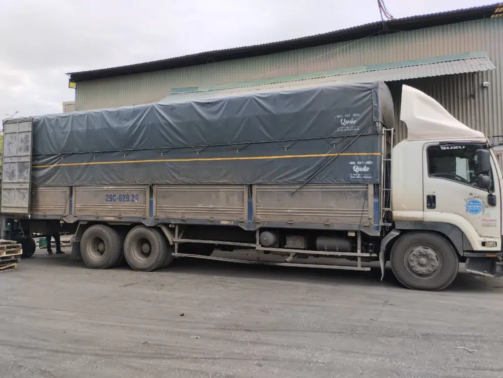 Xe tải 15 tấn chuyên vận chuyển hàng hóa từ Vũng Tàu đi Bắc Ninh, phù hợp giao máy móc, thiết bị, hàng công nghiệp đến kho xưởng. xe-tai-15-tan-chuyen-van-chuyen-hang-hoa-tu-vung-tau-di-bac-ninh