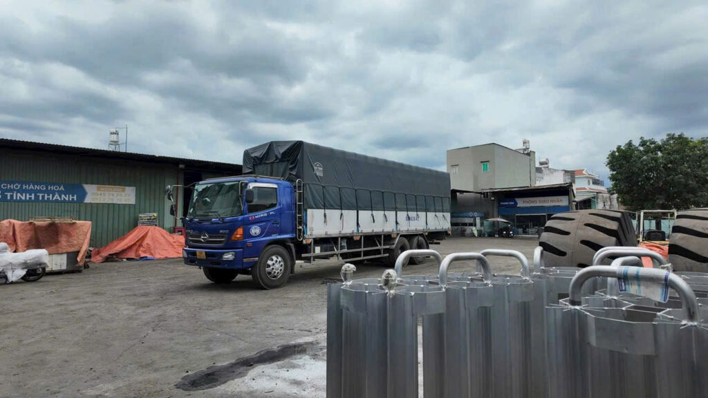 Xe tải 15 tấn chuyên vận chuyển tuyến Tây Ninh đi Bình Định, nhận chở hàng công nghiệp, hàng tiêu dùng, hàng đóng kiện và vật liệu xây dựng với lịch xe thường xuyên. xe-tai-15-tan-chuyen-van-chuyen-tuyen-tay-ninh-di-binh-dinh-moi-ngay