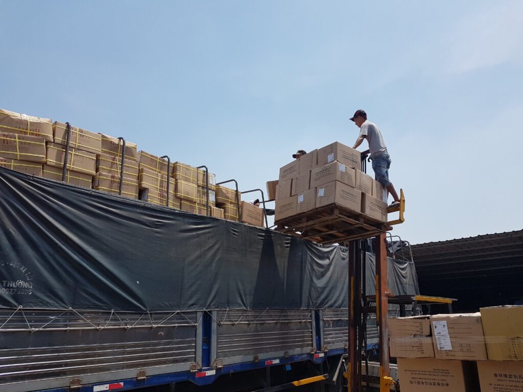 Xe tải 15 tấn vận chuyển hàng hóa đến Yên Bái, giao tận nơi theo yêu cầu, hỗ trợ kiểm tra và bàn giao hàng hóa đầy đủ cho khách hàng xe-tai-15-tan-giao-hang-den-yen-bai-dung-dia-diem-yeu-cau