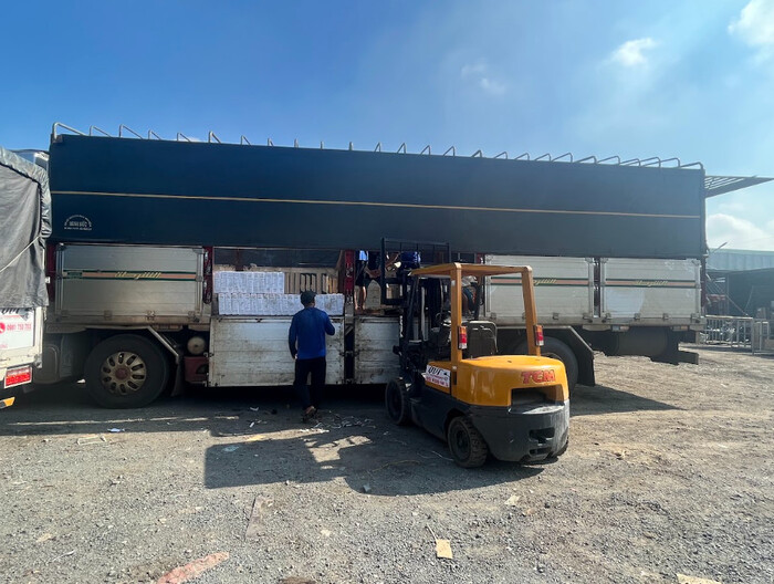 Xe tải 15 tấn giao hàng đúng giờ, đúng hẹn tại Bắc Ninh, hỗ trợ doanh nghiệp chủ động kế hoạch nhận hàng và đưa hàng về kho xưởng. xe-tai-15-tan-giao-hang-dung-gio-dung-hen-tai-bac-ninh-cho-doanh-nghiep