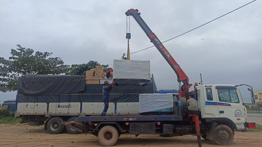 Xe tải 15 tấn giao hàng tận nơi đến kho, nhà máy và công trình tại Quảng Nam, đảm bảo đúng thời gian, đúng số lượng và an toàn hàng hóa. xe-tai-15-tan-giao-hang-tan-noi-tu-tay-ninh-den-quang-nam