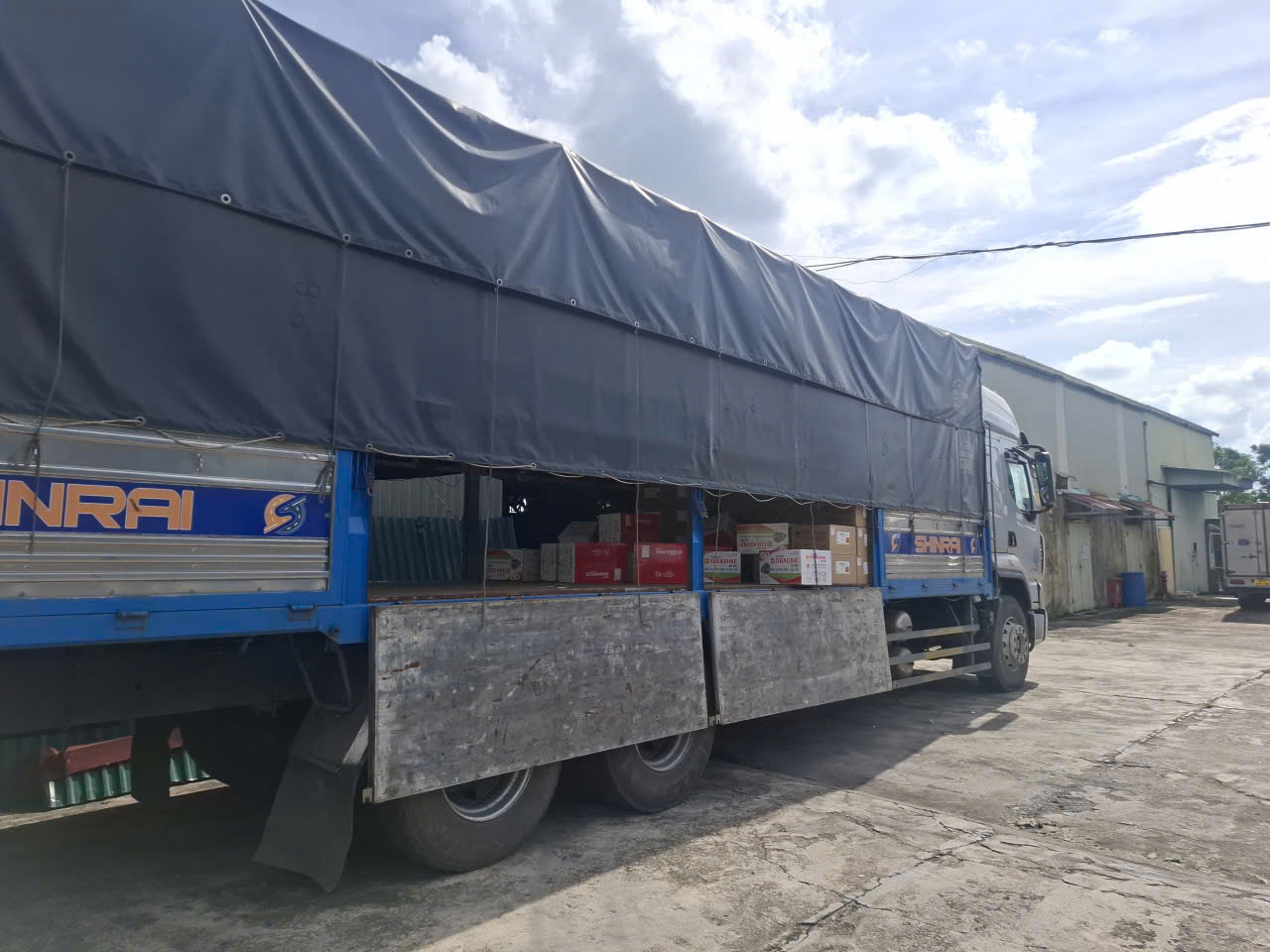 Xe tải mui bạt thiết kế hệ thống bửng hông linh hoạt, giúp quá trình nâng hạ và bốc xếp hàng hóa diễn ra dễ dàng, tiết kiệm tối đa thời gian vận chuyển. Xe-tai-20-tan-co-bung-hong-ho-tro-boc-xep-hang-hoa-nhanh-chong