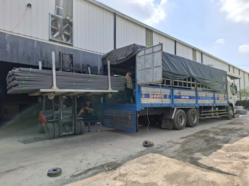 Xe tải 15 tấn giao hàng từ Tây Ninh đến kho, nhà máy, cửa hàng và công trình tại Bình Định, bảo đảm đúng thời gian và hàng hóa nguyên vẹn. xe-tai-15-tan-giao-hang-tu-tay-ninh-den-binh-dinh-dung-hen-an-toan