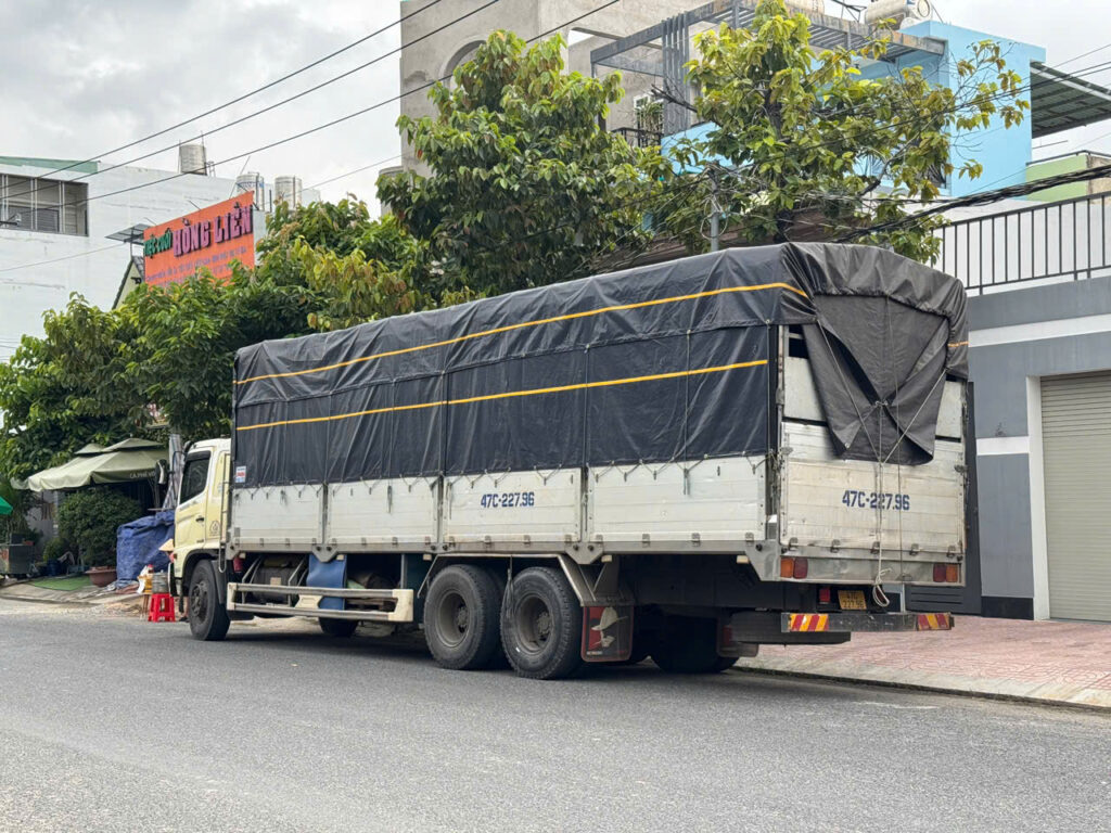 Xe tải 15 tấn thùng bạt chuyên chạy tuyến Tây Ninh đi Đắk Nông, nhận vận chuyển hàng công nghiệp, hàng đóng kiện và vật liệu xây dựng đường dài. xe-tai-15-tan-thung-bat-chuyen-chay-tuyen-tay-ninh-di-dak-nong