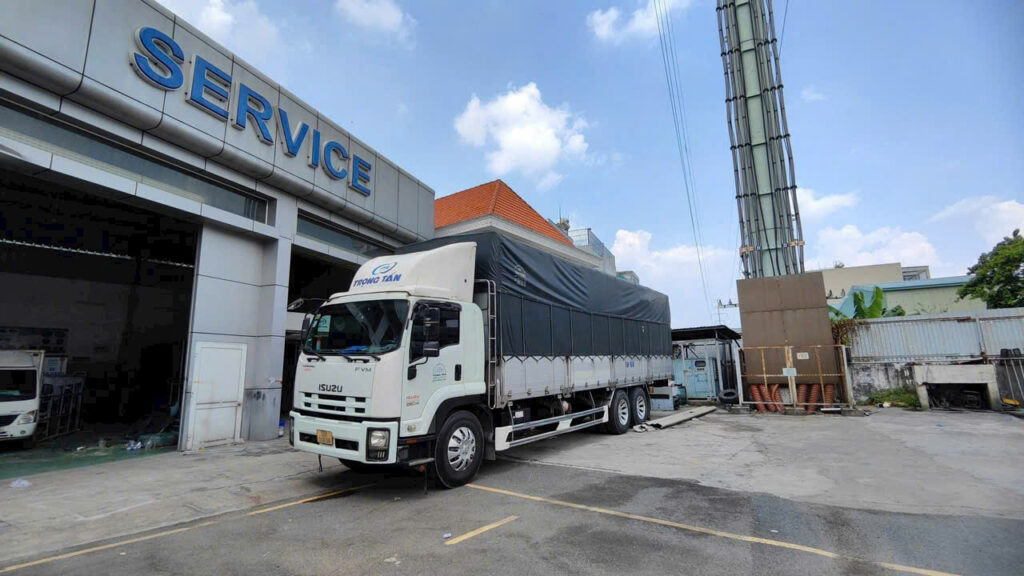 Xe tải 15 tấn thùng mui bạt chuyên vận chuyển hàng hóa từ Vũng Tàu đi Lai Châu, nhận chở hàng công nghiệp, hàng đóng kiện và vật tư công trình. xe-tai-15-tan-thung-mui-bat-chuyen-van-chuyen-hang-hoa-di-lai-chau