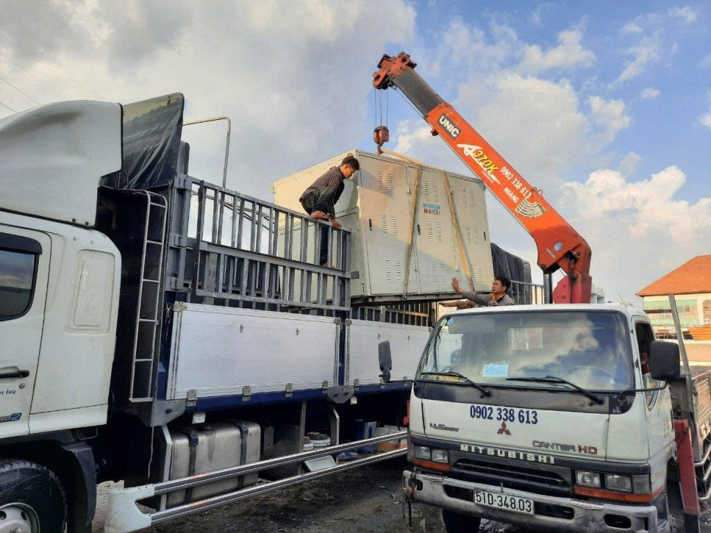 Xe tải 15 tấn dùng cẩu hỗ trợ bốc xếp và vận chuyển thiết bị công nghiệp từ Tây Ninh đến Kon Tum, phù hợp hàng nặng và cồng kềnh. xe-tai-15-tan-van-chuyen-thiet-bi-cong-nghiep-den-kon-tum